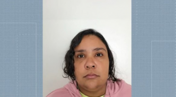Quem é a mulher de 37 anos presa após fingir ter 12 anos e ser 'adotada' por família em SC